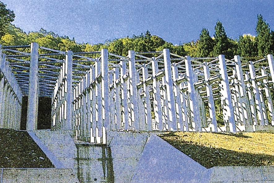 湯沢雪崩減勢杭